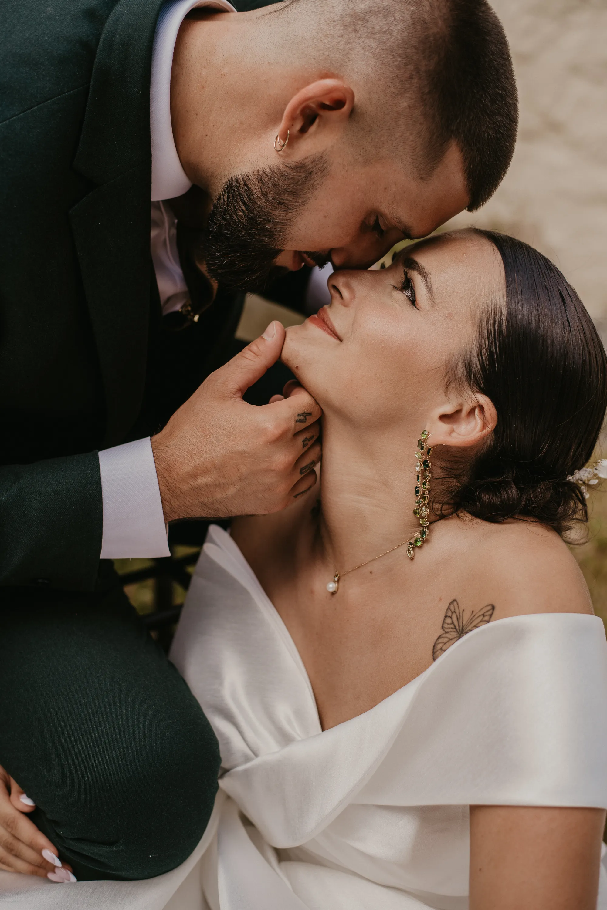 Photographe mariage Loire-Atlantique — mariés très proche se regardant dans les yeux