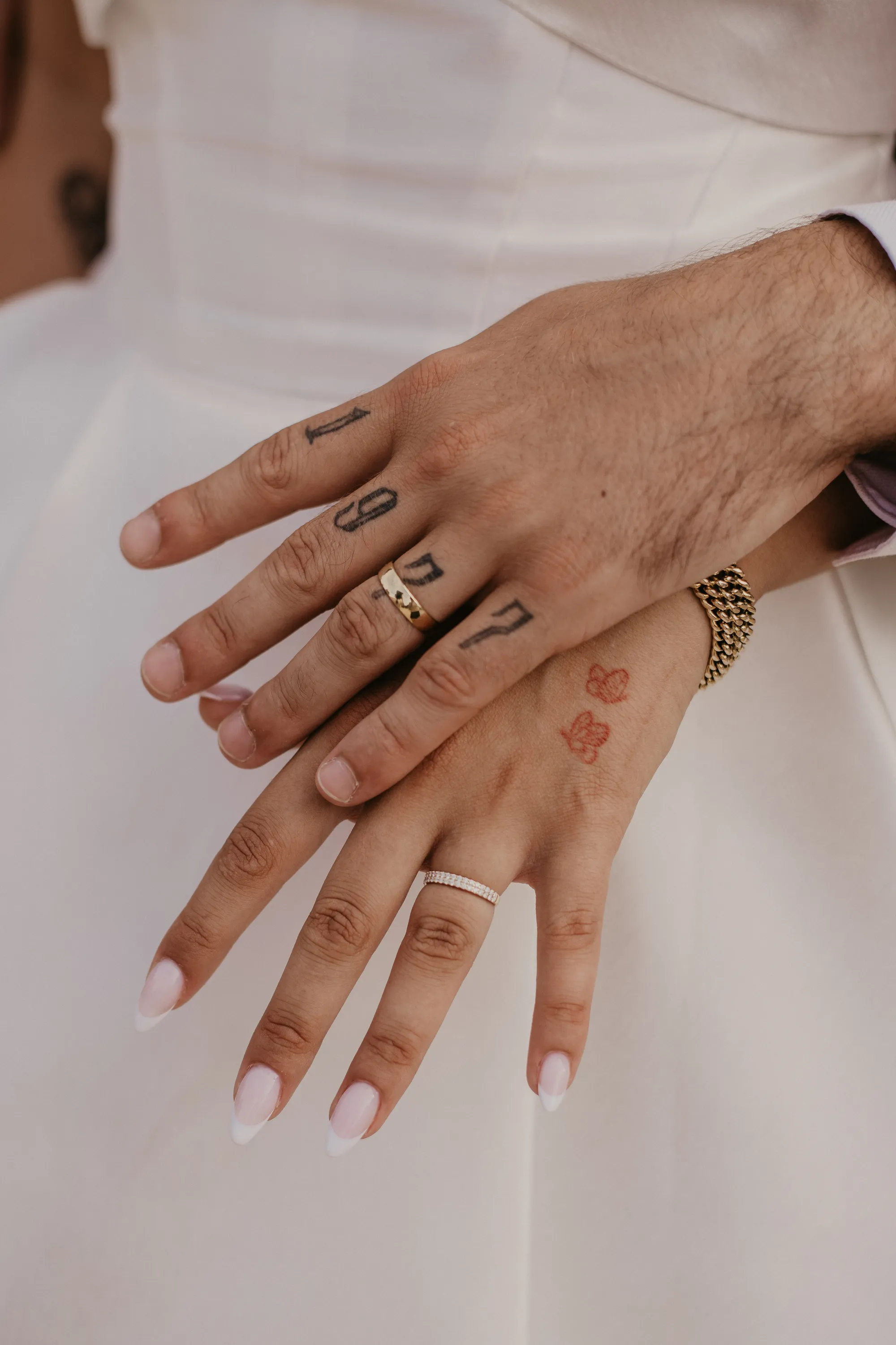 Photographe mariage Loire-Atlantique — détails mains et bagues des mariés