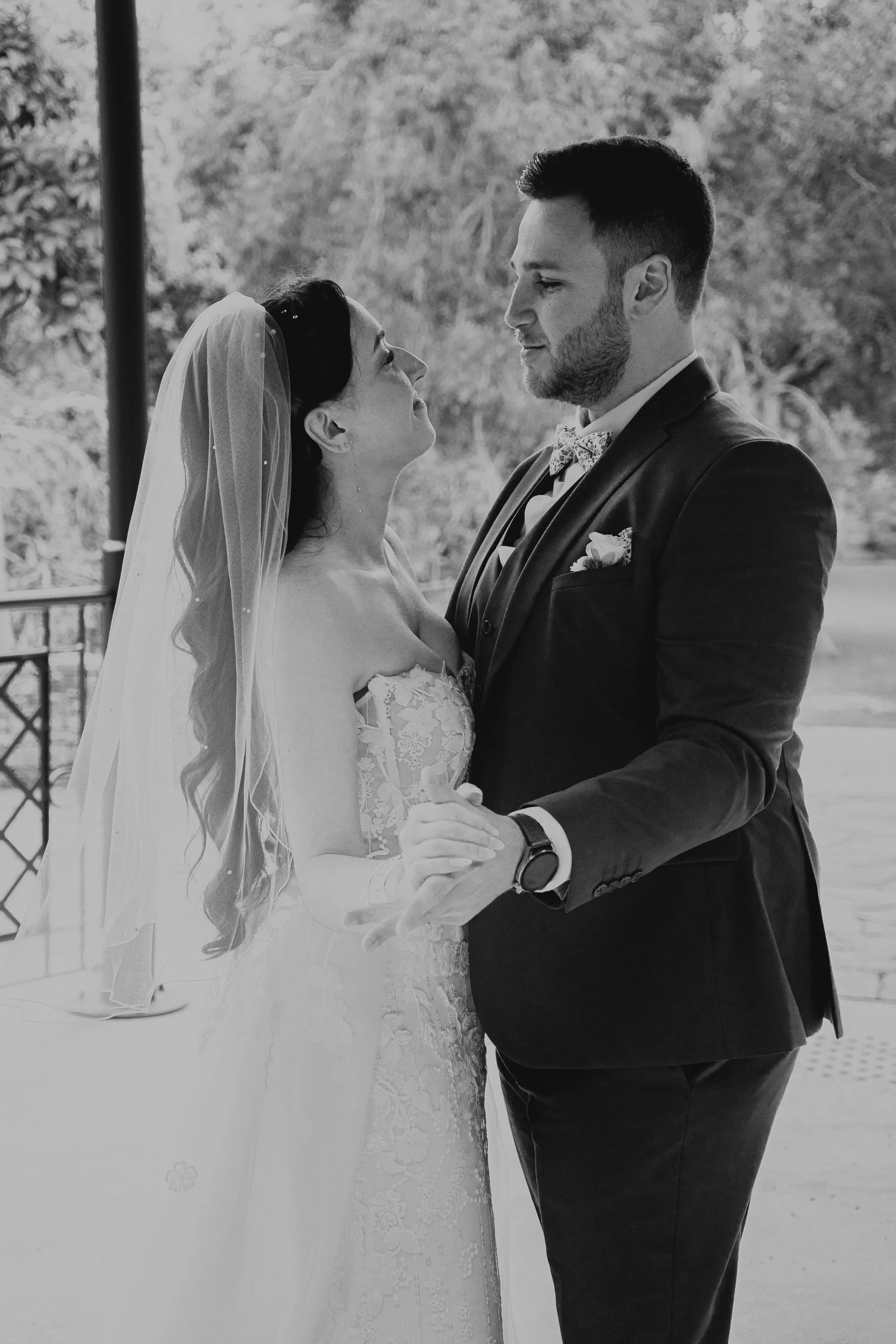Photographe mariage Loire-Atlantique — mariés se tenant dans les bras, image noire et blanche