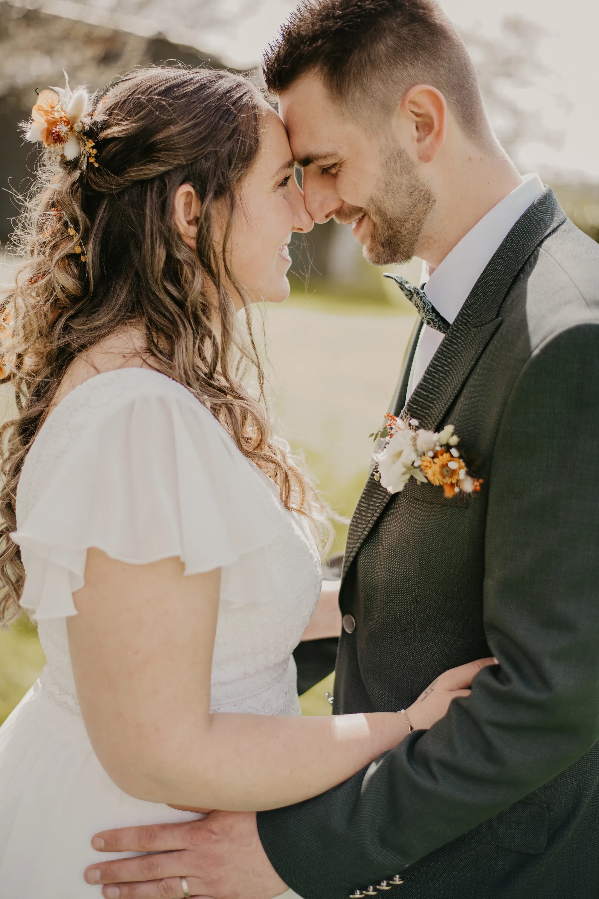 Photographe mariage Loire-Atlantique — mariés se faisant un câlin