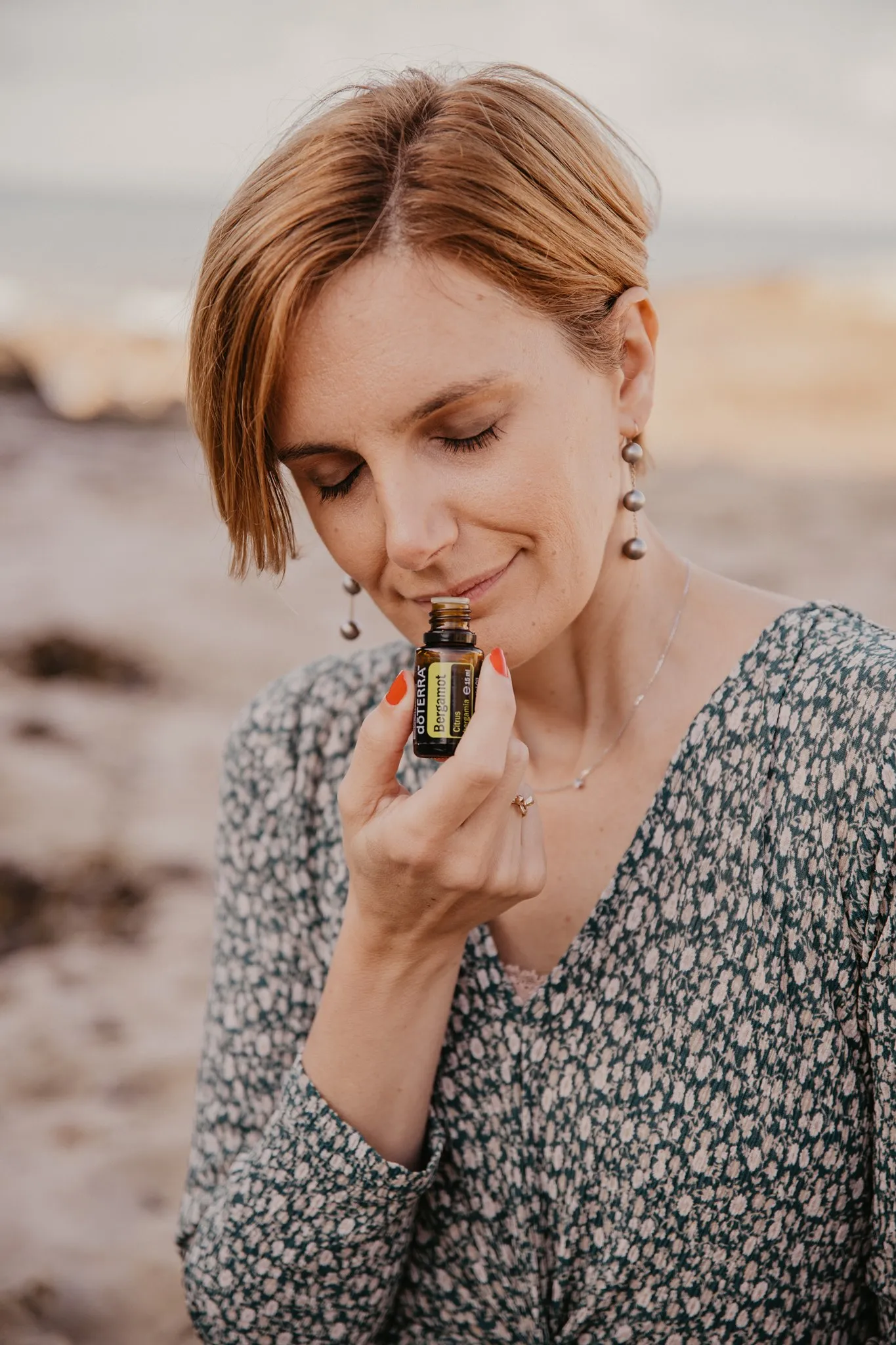 Photographe portrait Loire-Atlantique — femme sentant un parfum