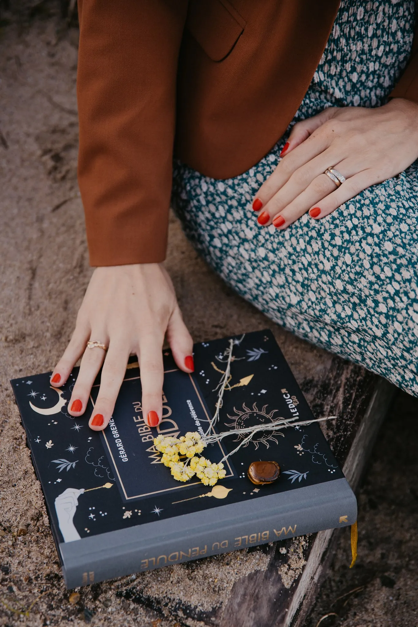 Photographe portrait Loire-Atlantique —  détails femme touchant son livre