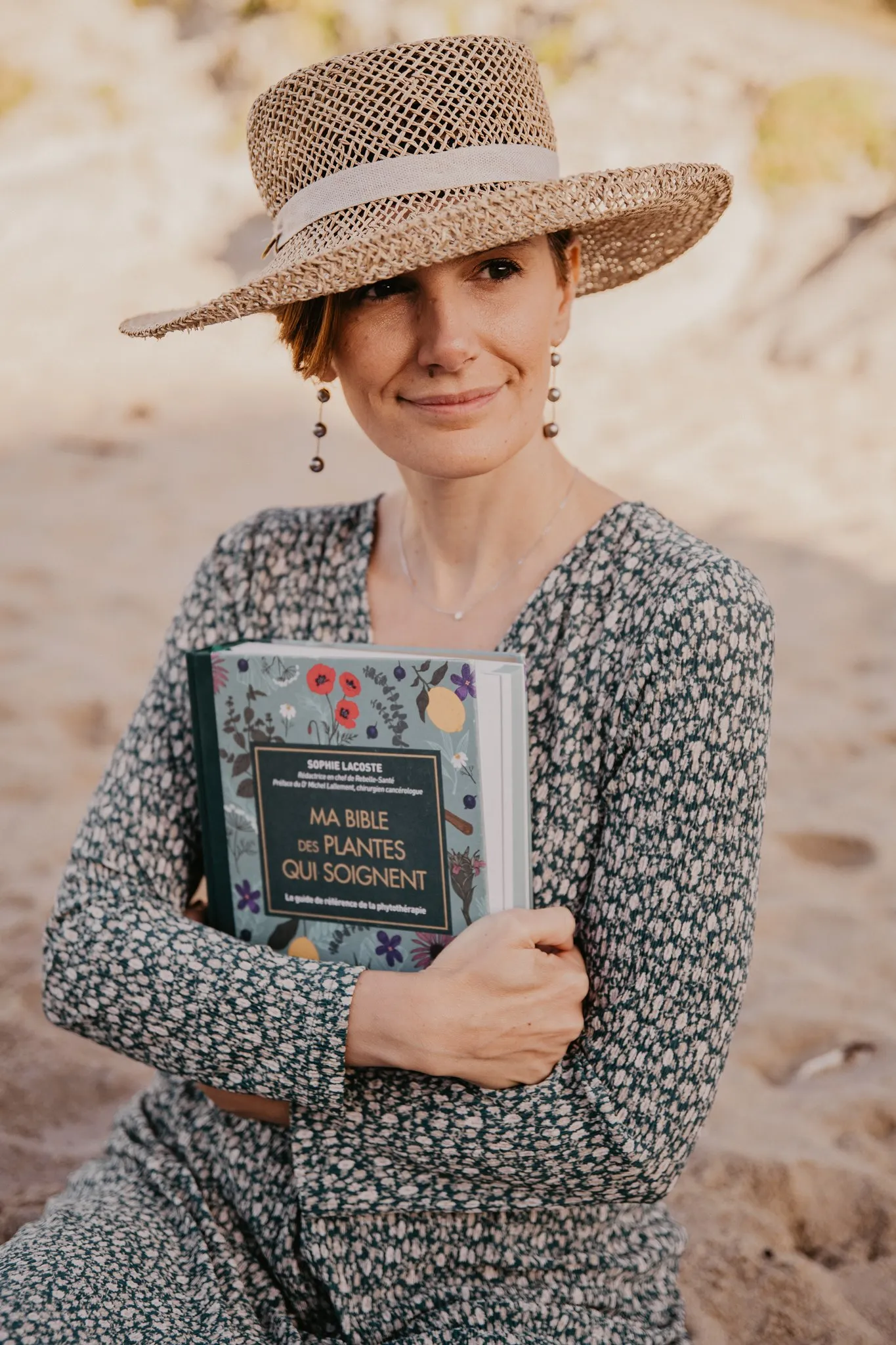 Photographe portrait Loire-Atlantique — portrait professionnel femme tenant un livre dans ses bras 