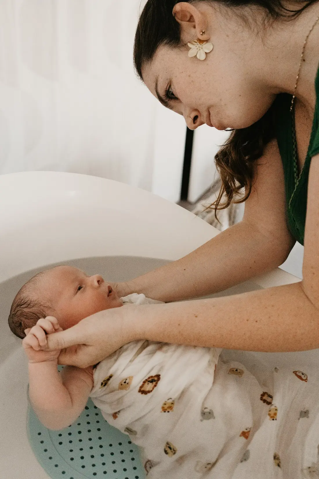 Photographe portrait Loire-Atlantique — portrait professionnelle femme qui fait un bain enveloppé à un bébé