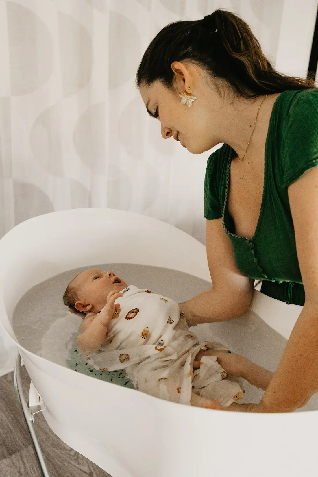 Photographe portrait Loire-Atlantique — portrait professionnelle femme qui fait un bain enveloppé à un bébé