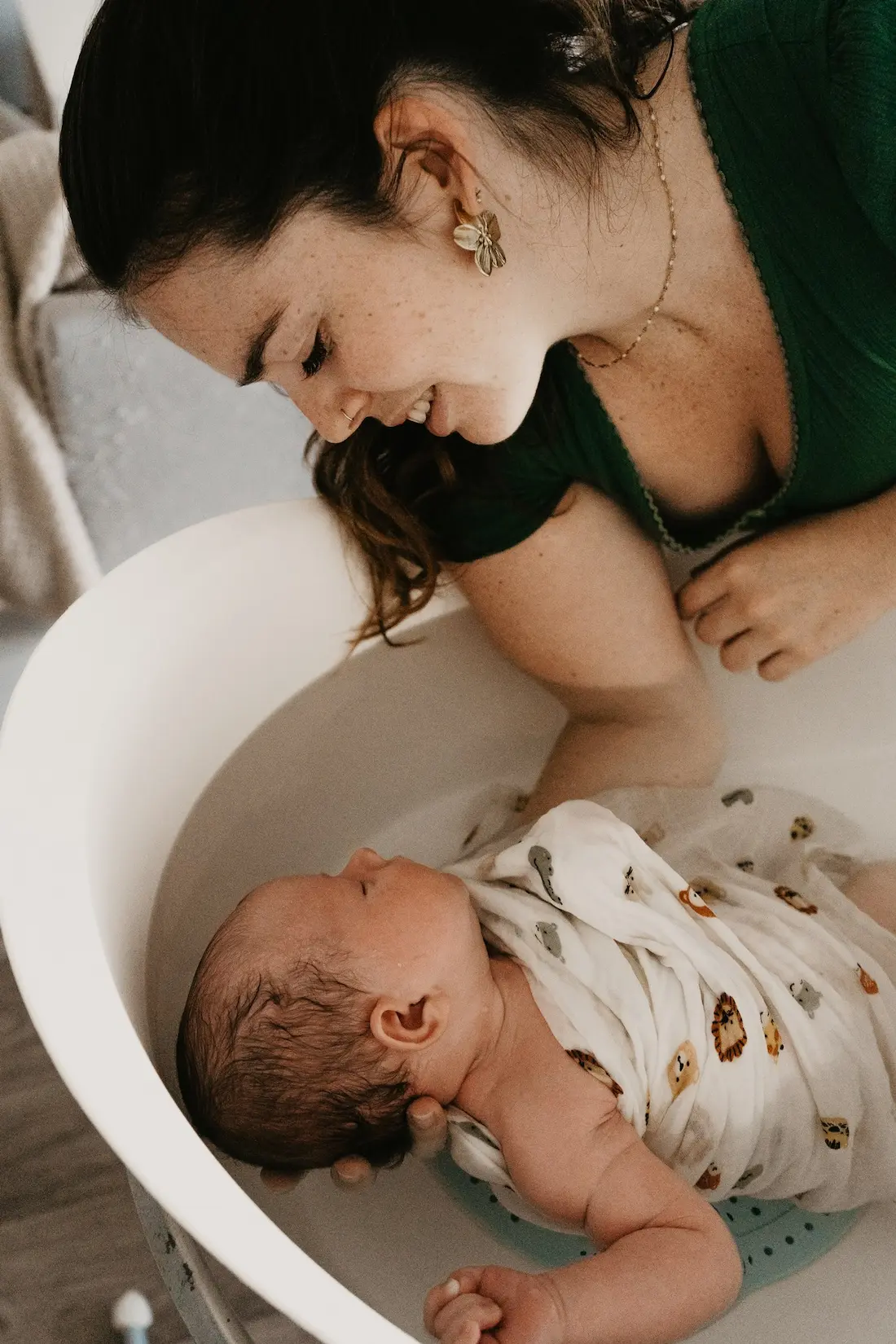 Photographe portrait Loire-Atlantique —Portrait professionnel femme souriante faisant un bain à un bébé