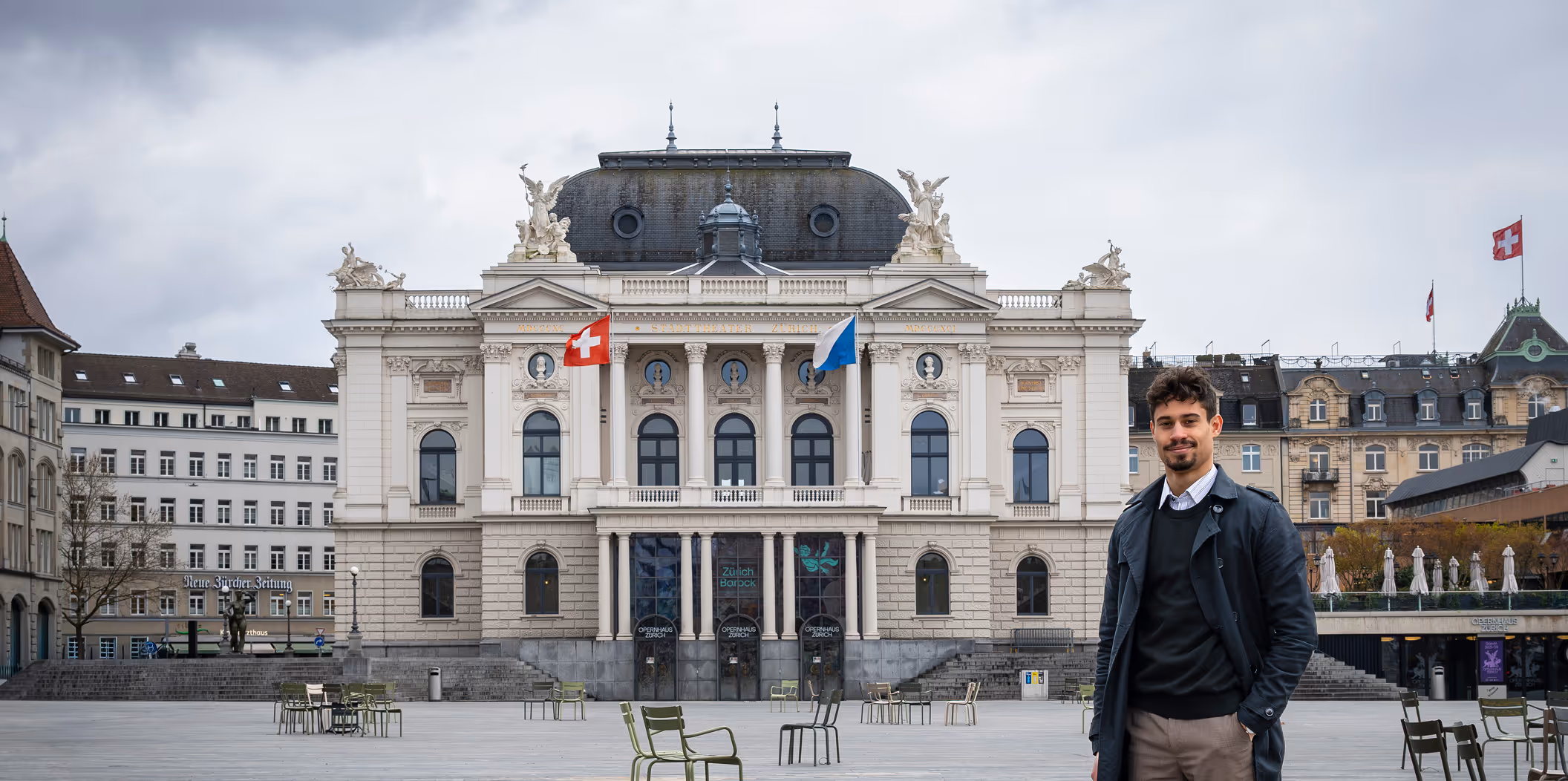 Webdesigner & Branding-Experte Maxim Gärtner vor dem Opernhaus Zürich.