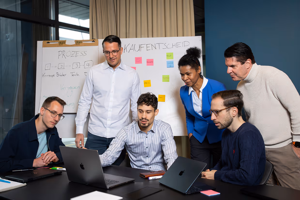 Verkaufspsychologischer Workshop
Maxim Gärtner erarbeitet gemeinsam mit seinen Kunden die Customer Journey, um Angebot und Online-Auftritt optimal auf die Zielgruppe abzustimmen.