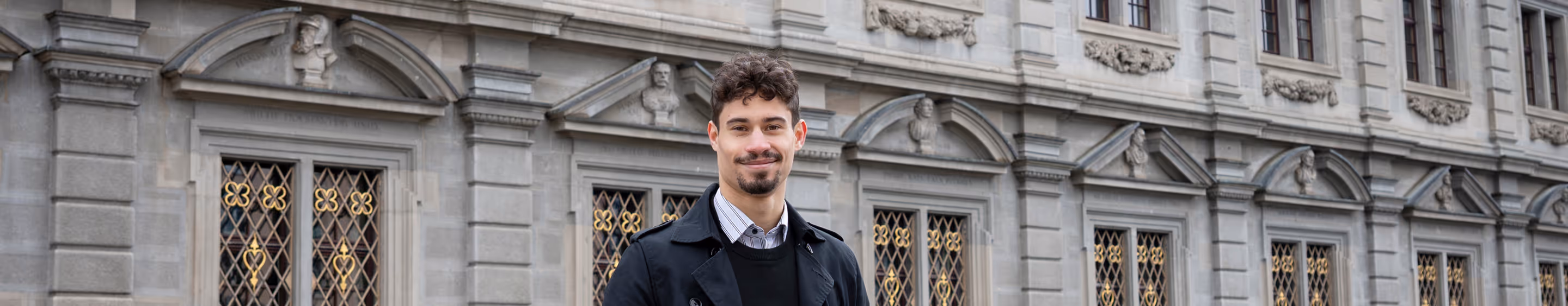 Maxim Gaertner mit dem Rathaus Zürich im Hintergrund.