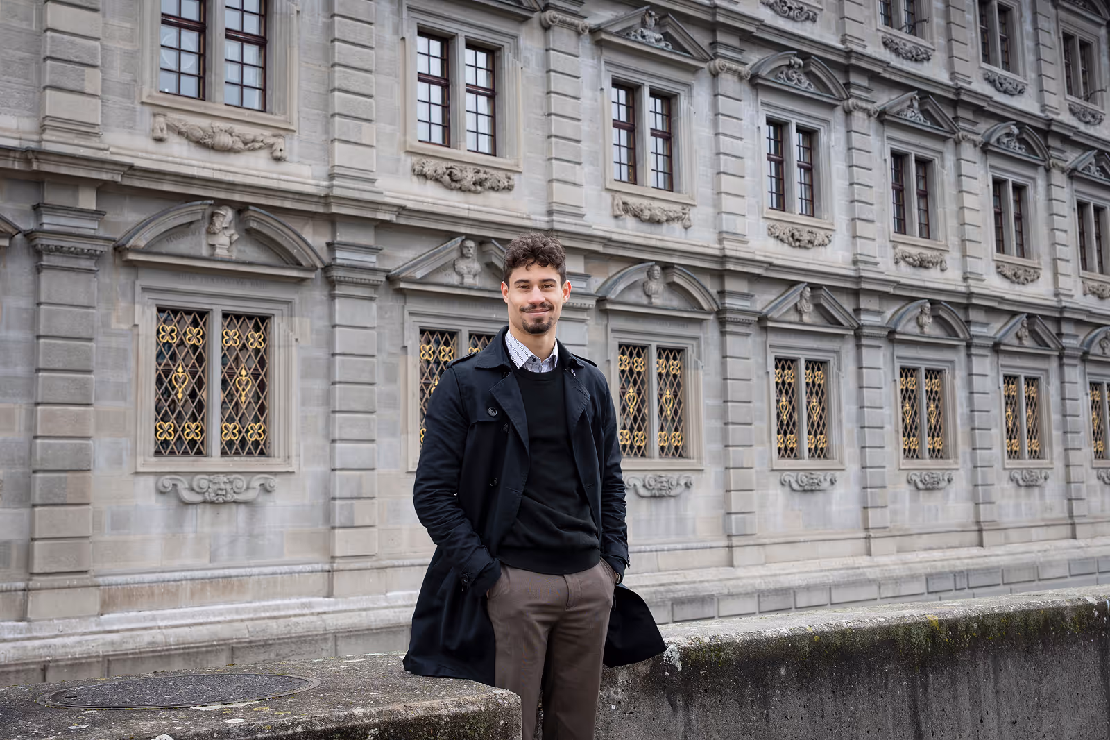 Maxim Gaertner mit dem Rathaus Zürich im Hintergrund.