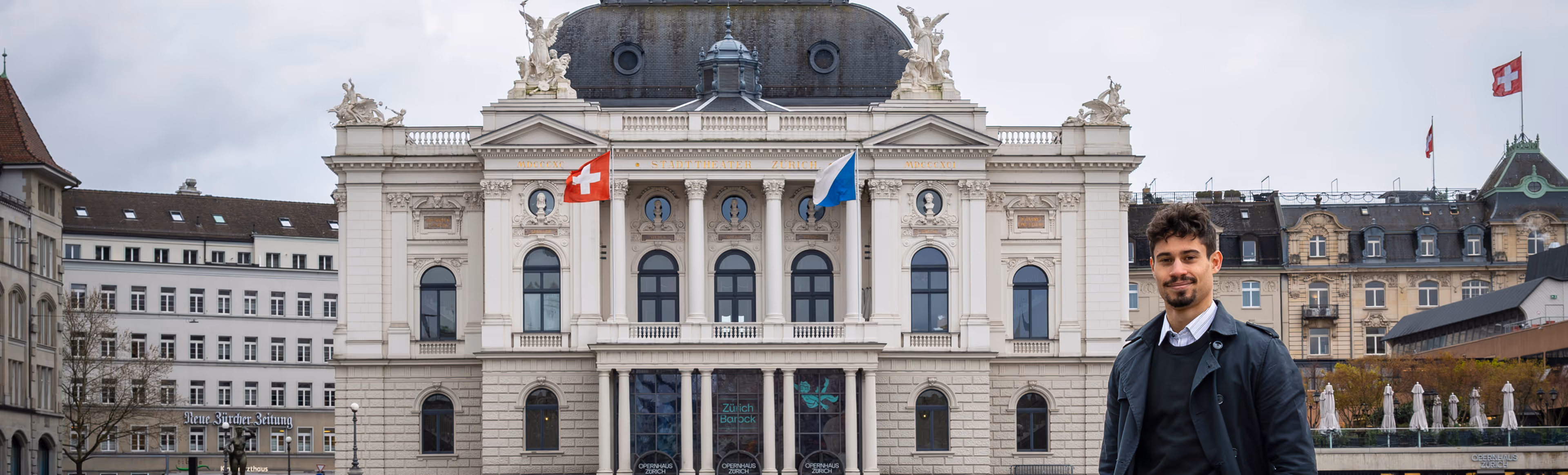 Maxim Gaertner mit dem Opernhaus Zürich im Hintergrund.