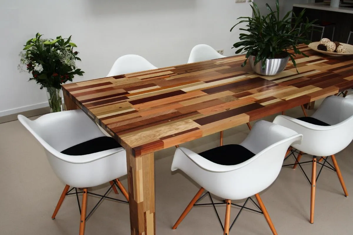 Eettafel van hergebruikt hout met witte kuipstoelen, duurzaam interieur door Agnes Compagne