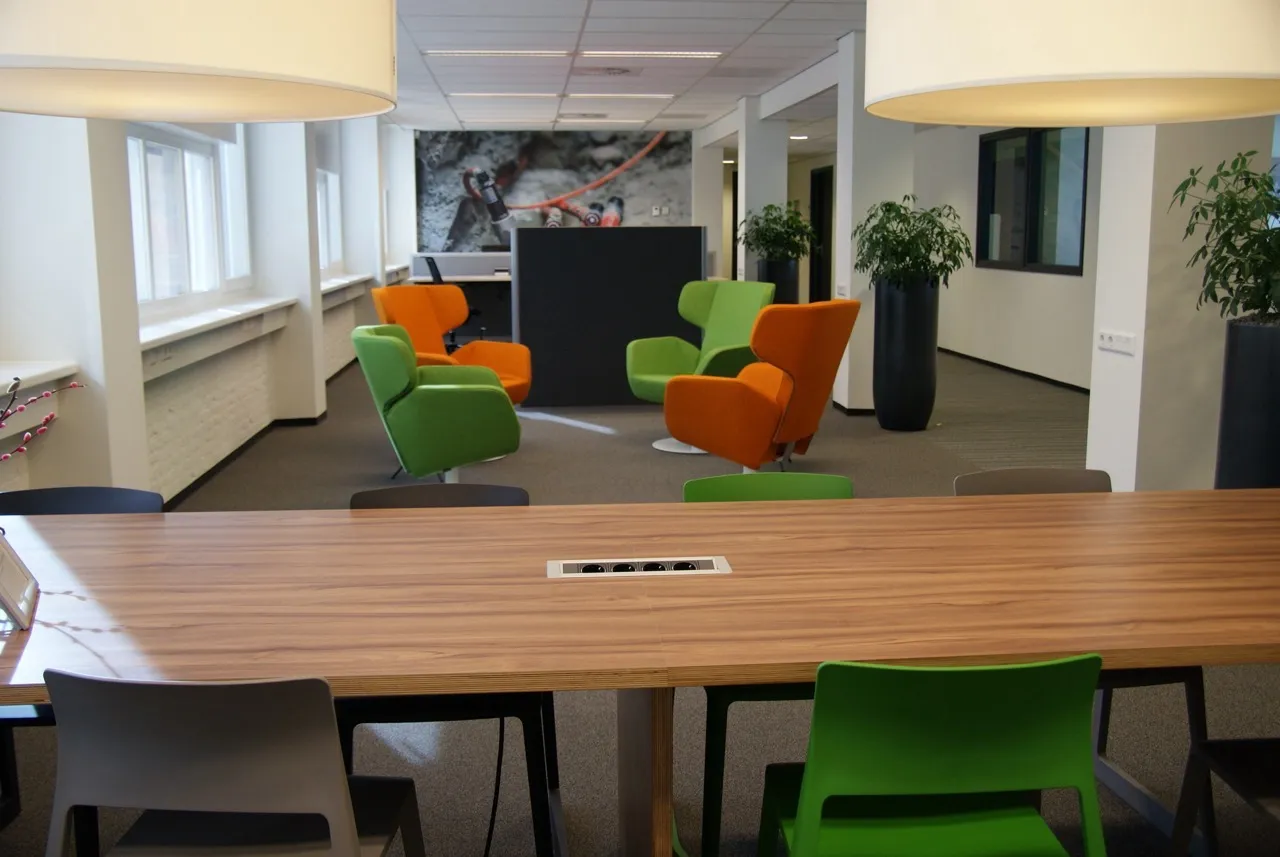 Plekken voor kort verblijf en overleg in opleidingscentrum Hoogeveen, interieurontwerp Agnes Compagne
