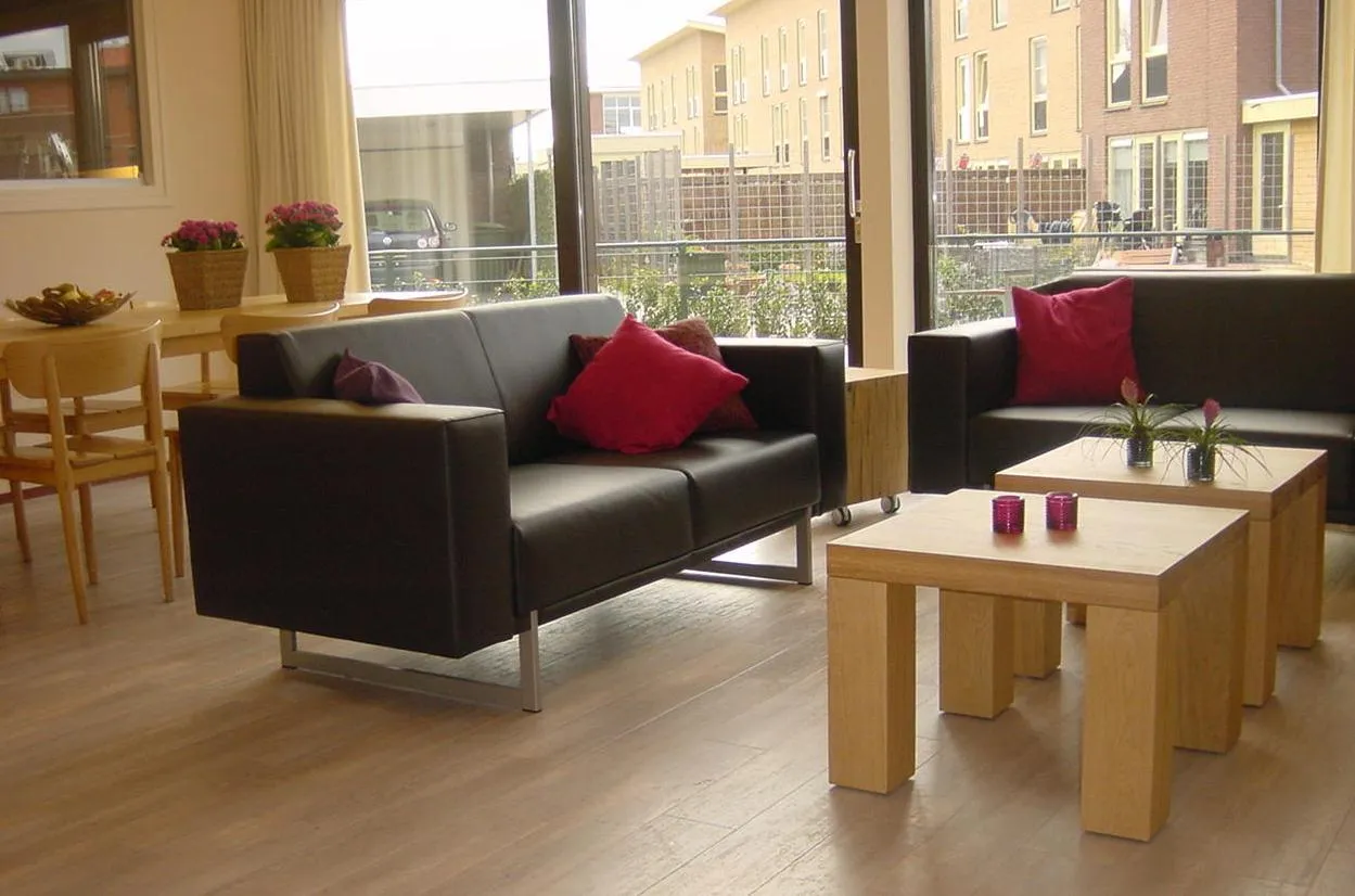 Huiskamer met rustige natuurlijke kleuren in woonlocatie Philadelphia, interieur door Agnes Compagne
