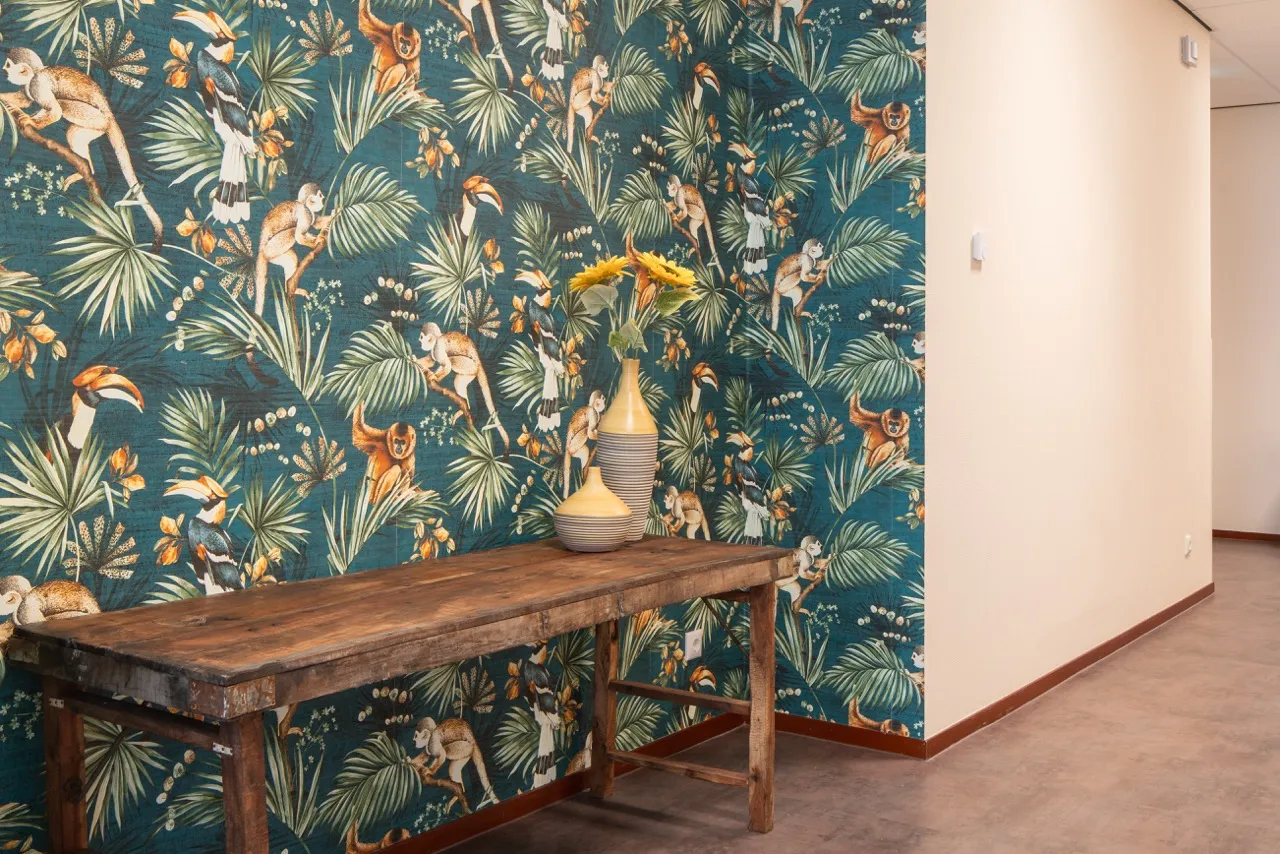 Gang met behang en sidetable in woonzorgcentrum Westerkim Hoogeveen, interieur door Agnes Compagne