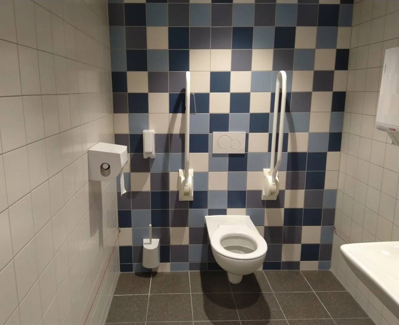 Aangepast mindervalidentoilet met blauwe tegels in opleidingscentrum Eindhoven, ontwerp Agnes Compagne
