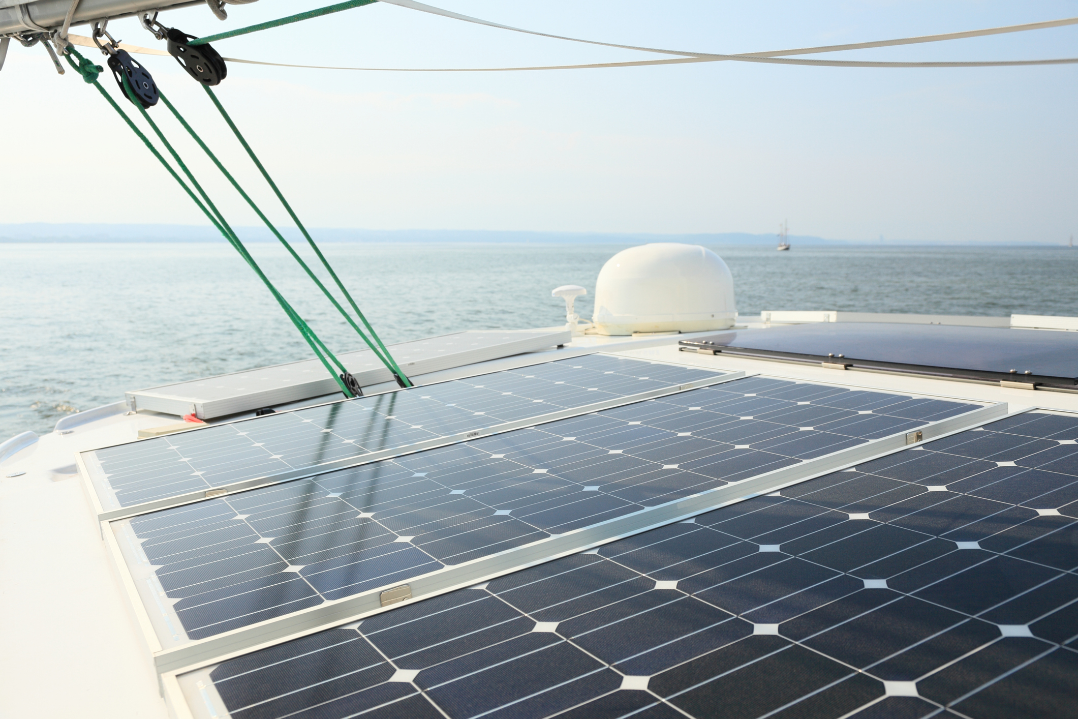 Panneaux solaires installés sur le pont d'un voilier en mer Méditerranée illustrant l'expertise marine de DRS Energie