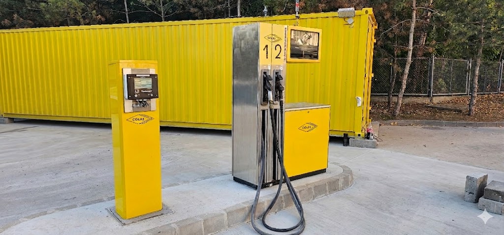 Container fuel station with two fuel dispensers