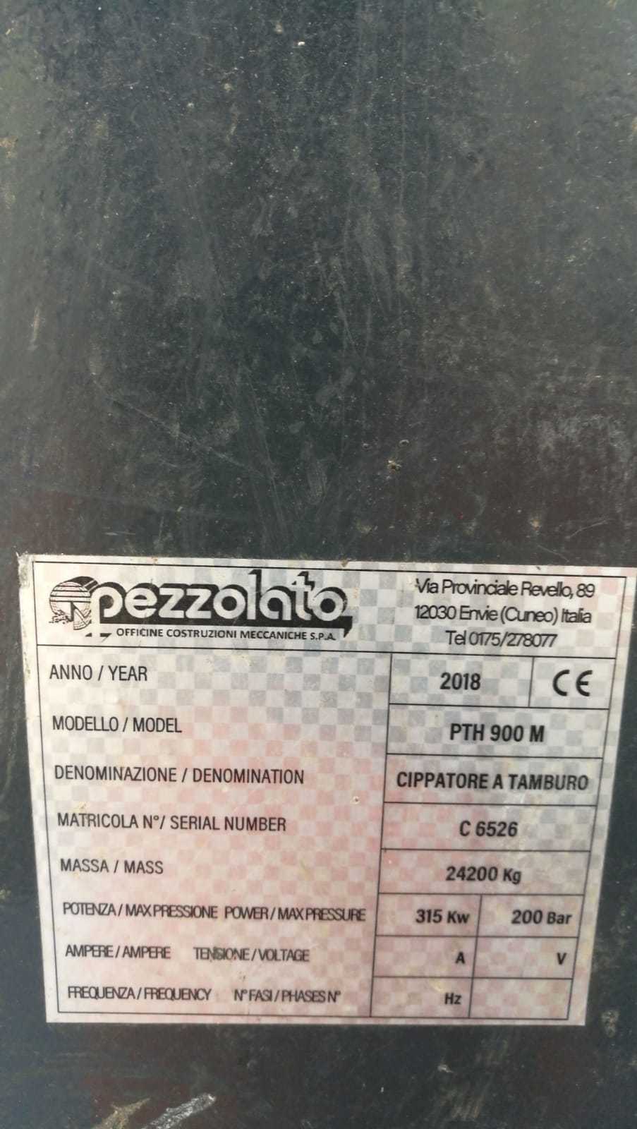 Pezzolato machine label showing model PTH 900 M, year 2018, mass 24200 Kg, power 315 Kw, pressure 200 Bar.