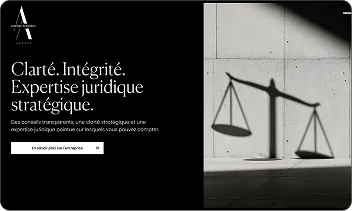Scale of justice shadow on a gray tiled wall with French text about clarity, integrity, and legal expertise on a black background.