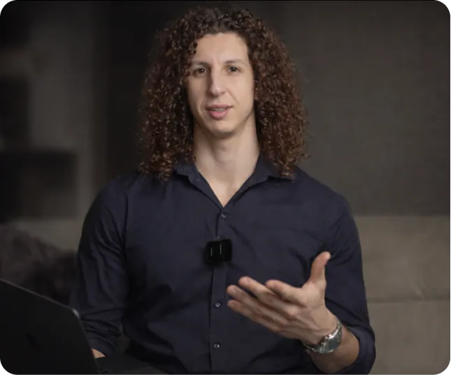 Portrait de Handle, expert chez Ovelio Agency, présentant les solutions digitales et l'accompagnement stratégique pour les cabinets d'avocats.