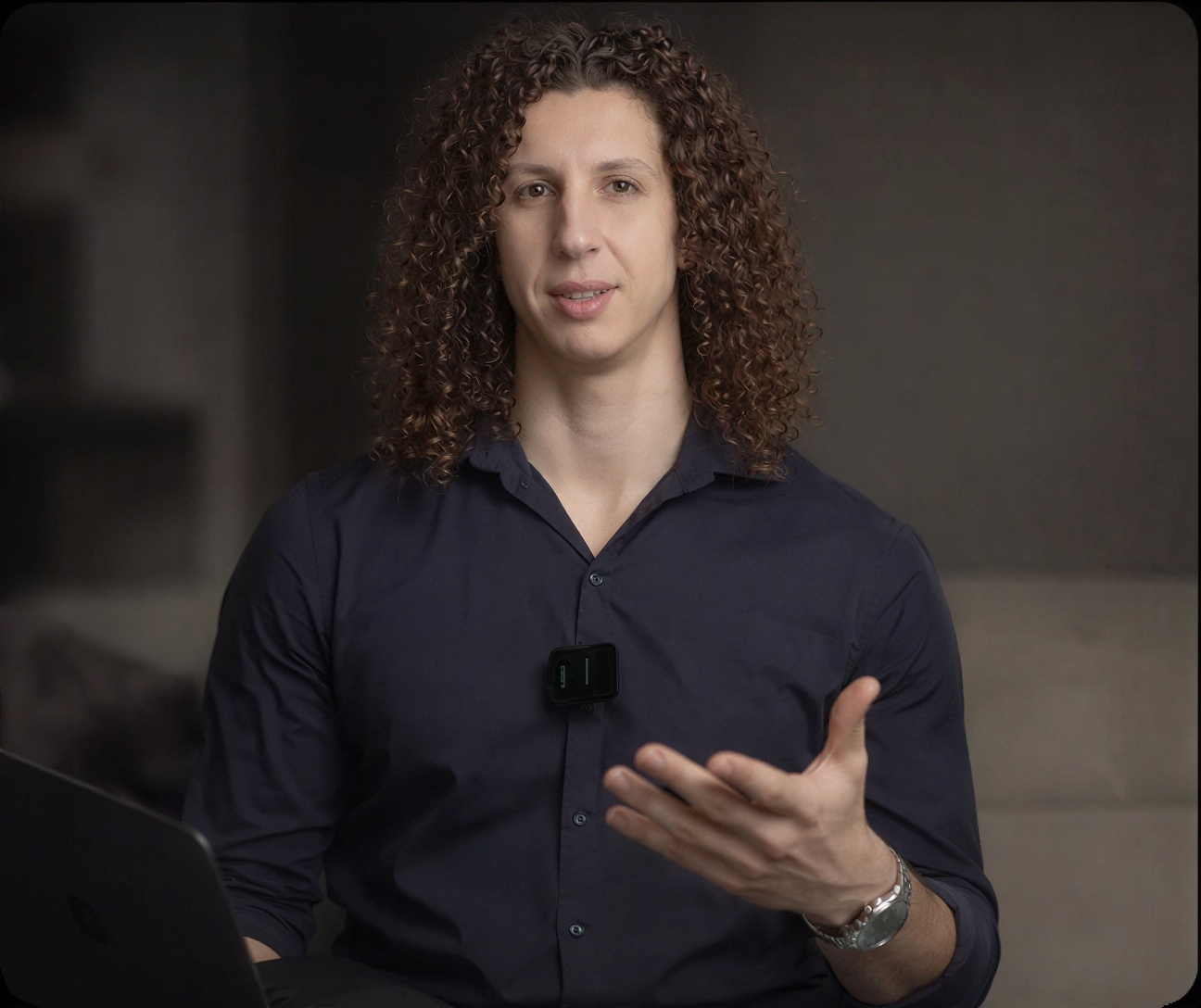 Portrait de Handle, expert chez Ovelio Agency, présentant les solutions digitales et l'accompagnement stratégique pour les cabinets d'avocats.