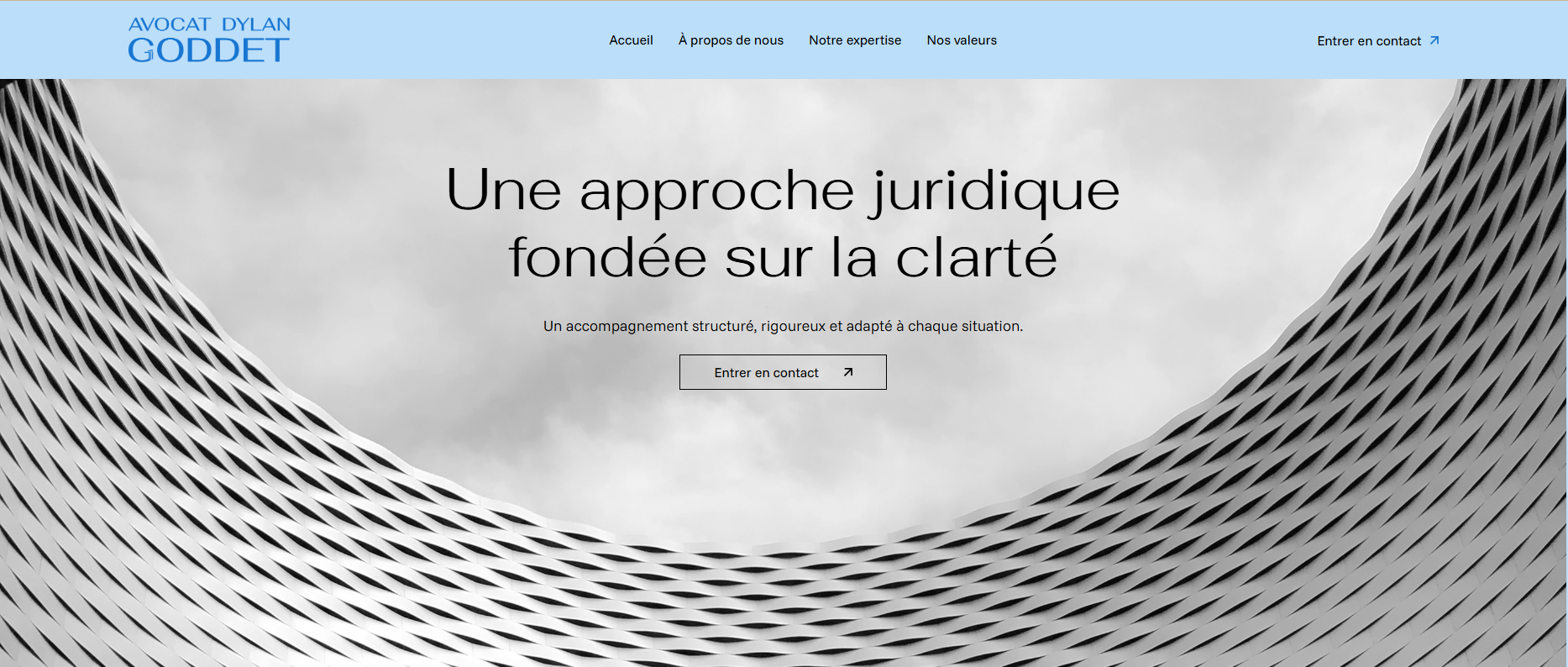 Scale of justice shadow on a gray tiled wall with French text about clarity, integrity, and legal expertise on a black background.