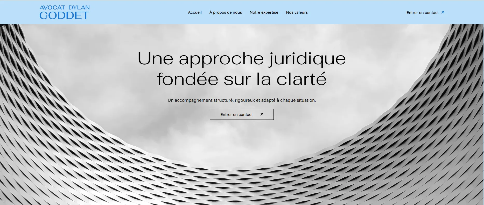 Scale of justice shadow on a gray tiled wall with French text about clarity, integrity, and legal expertise on a black background.