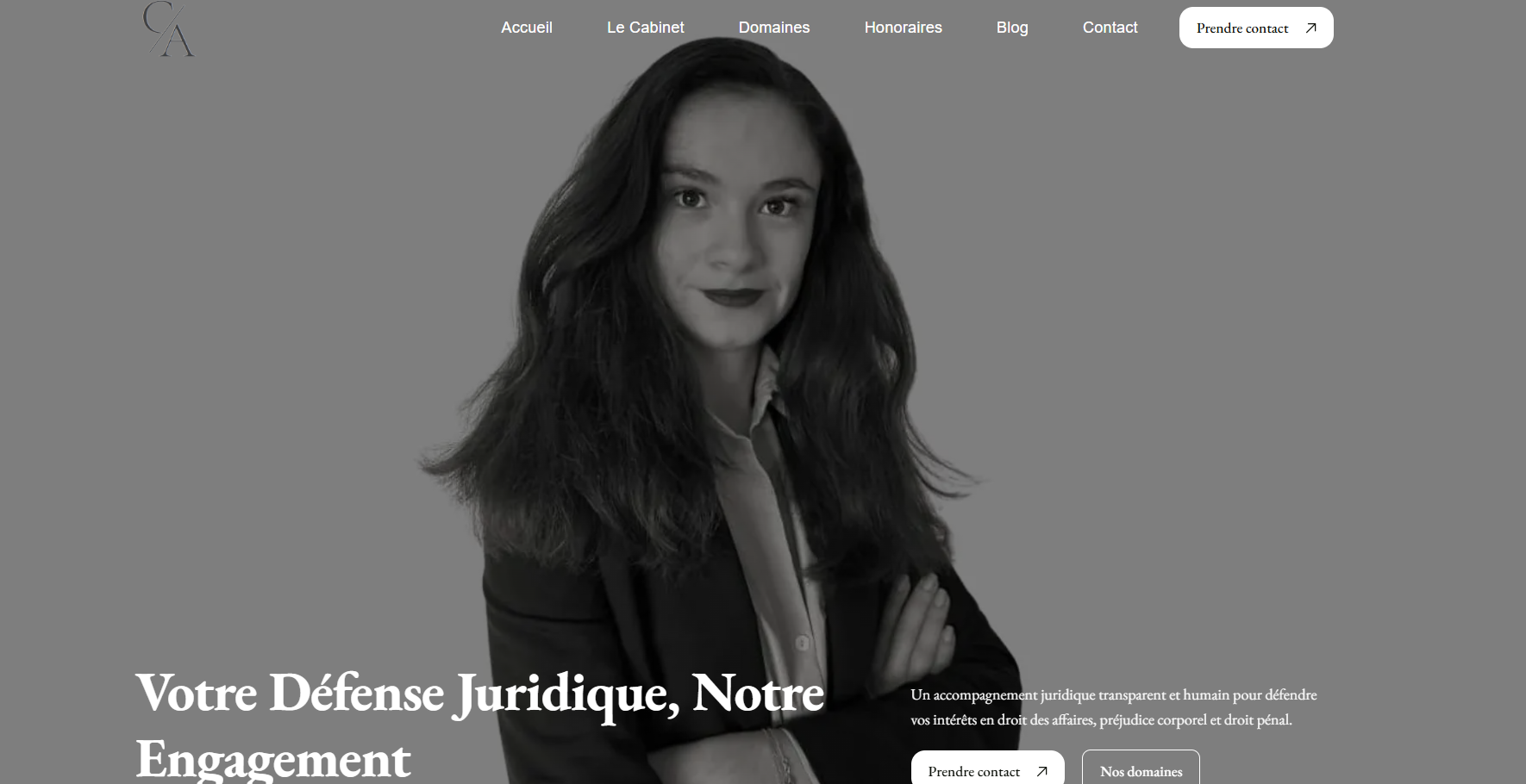 Scale of justice shadow on a gray tiled wall with French text about clarity, integrity, and legal expertise on a black background.