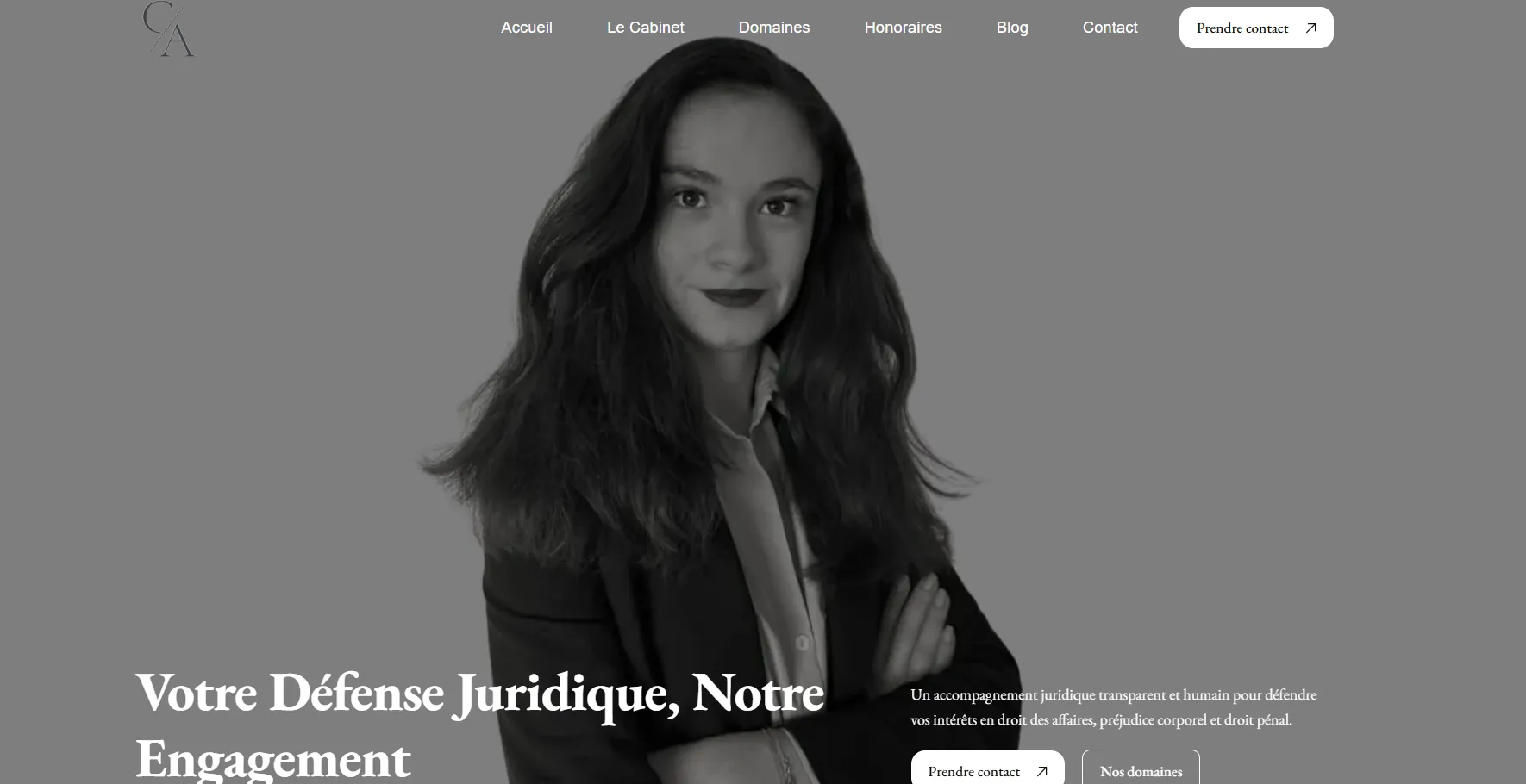 Scale of justice shadow on a gray tiled wall with French text about clarity, integrity, and legal expertise on a black background.