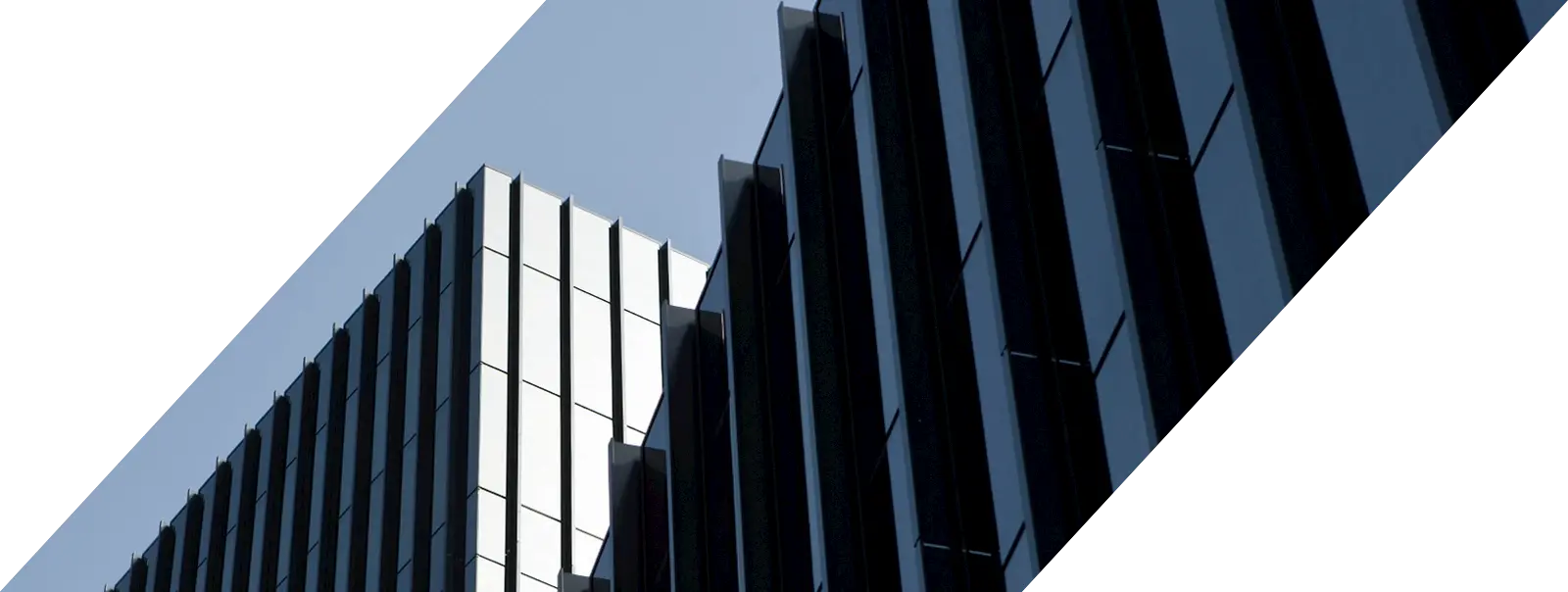Moderne Aluminiumfassade mit klaren Linien und dauerhaft geschützter Beschichtung für anspruchsvolle Architekturprojekte.