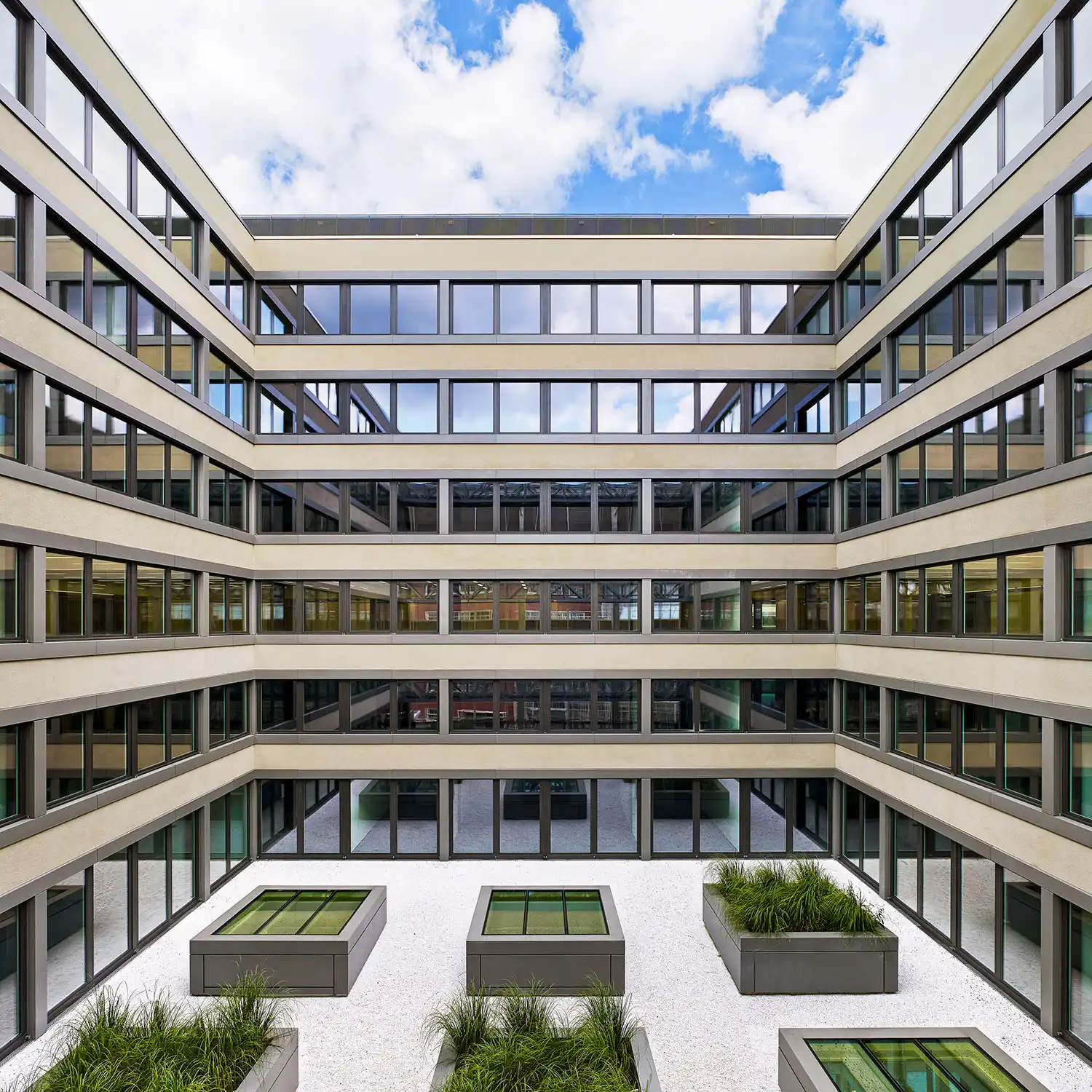 Moderne Architektur mit hochwertig beschichteten Aluminiumfassaden als Beispiel für langlebige QUALICOAT Qualität im Einsatz.