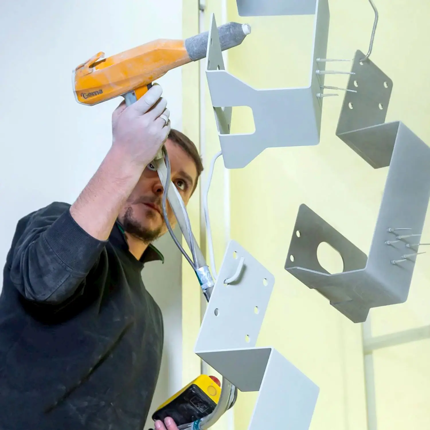 Qualitätsgerechte Pulverbeschichtung von Aluminiumbauteilen mit präziser Anwendung und kontrollierter Schichtstärke nach QUALICOAT Vorgaben.