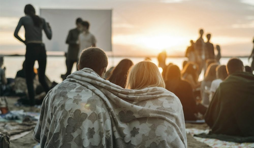 Una pareja viendo una película junto al mar | Películas de playa