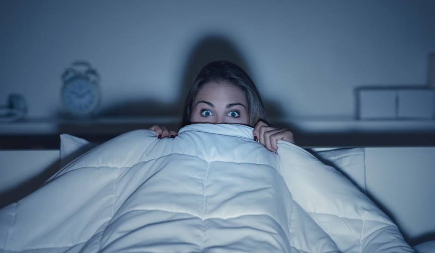 Mujer viendo una película de terror | Mejores películas de terror