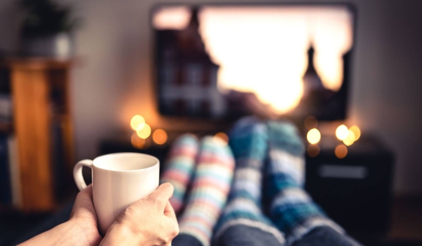 Pareja en calcetines viendo películas | Best fall movies