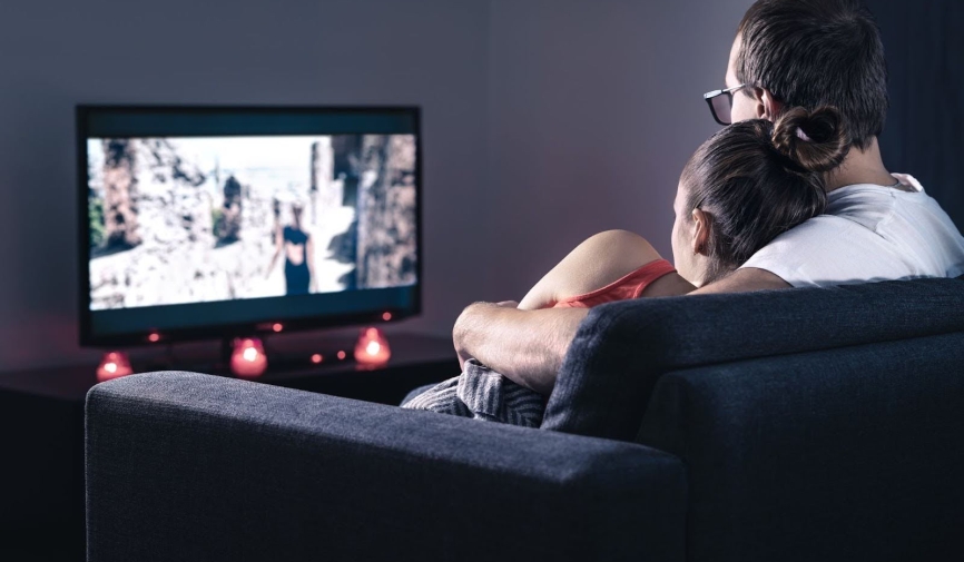 Pareja viendo una película juntos | Películas como Tres Metros Sobre el Cielo