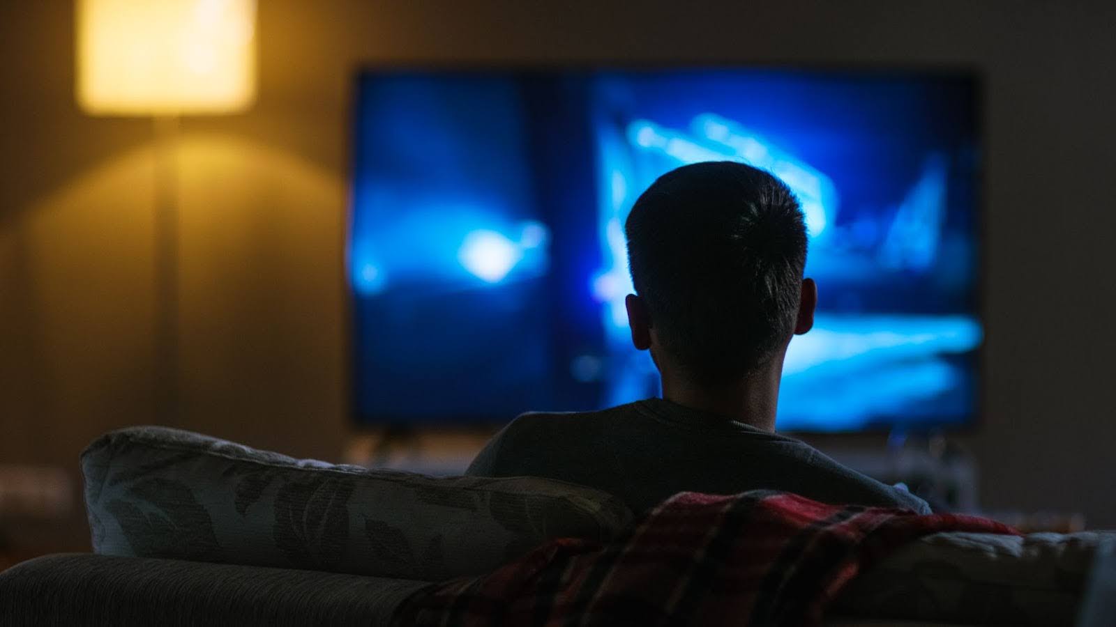 Hombre viendo una película en un televisor | Películas para ver cuando estás aburrido