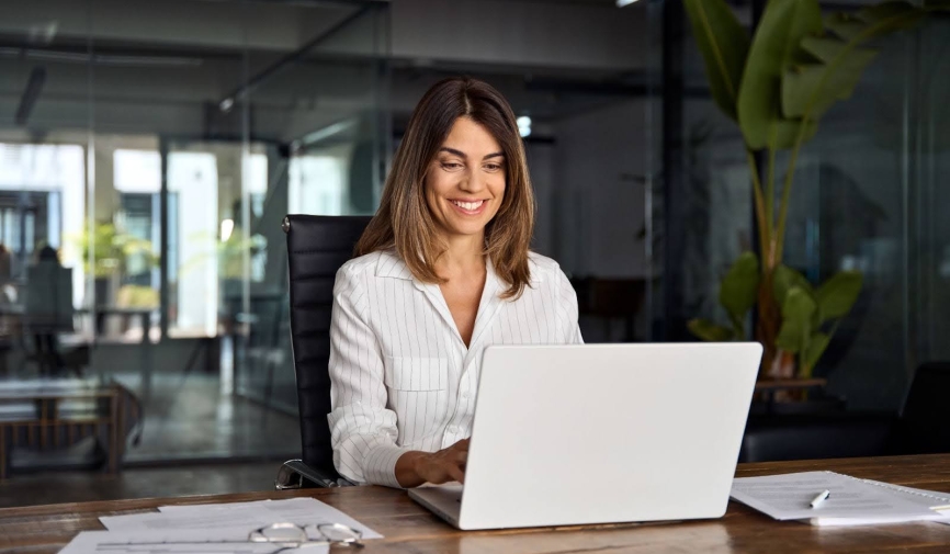 Empresaria en su computadora portátil | Las mejores películas para ver en el trabajo