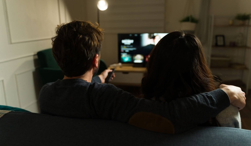 Pareja viendo televisión | Freemium frente a premium