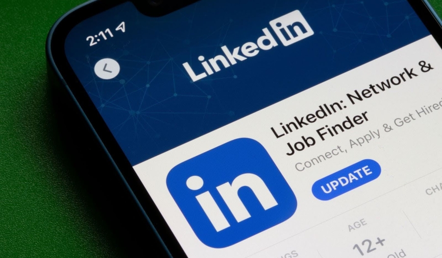 Teléfono con aplicación LinkedIn | Freemium frente a premium