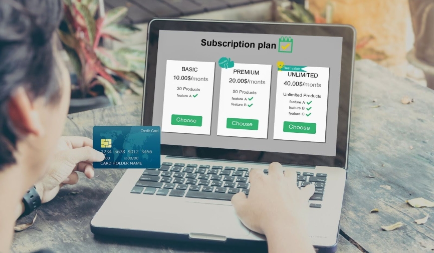 Hombre obteniendo una suscripción | Freemium frente a premium
