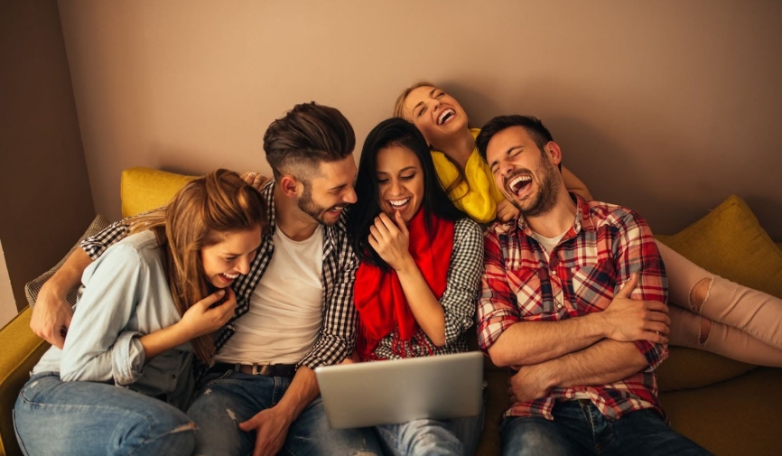 Amigos viendo películas en la computadora portátil | Las mejores películas para ver con amigos