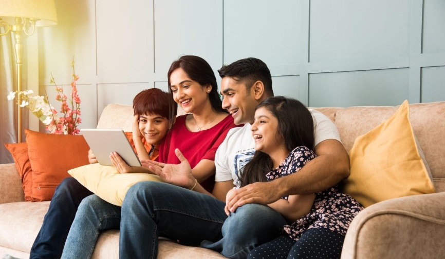 Familia viendo una película juntos | Las mejores películas para ver en familia