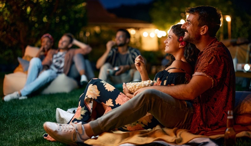 Pareja viendo una película al aire libre | Las mejores películas para ver en verano