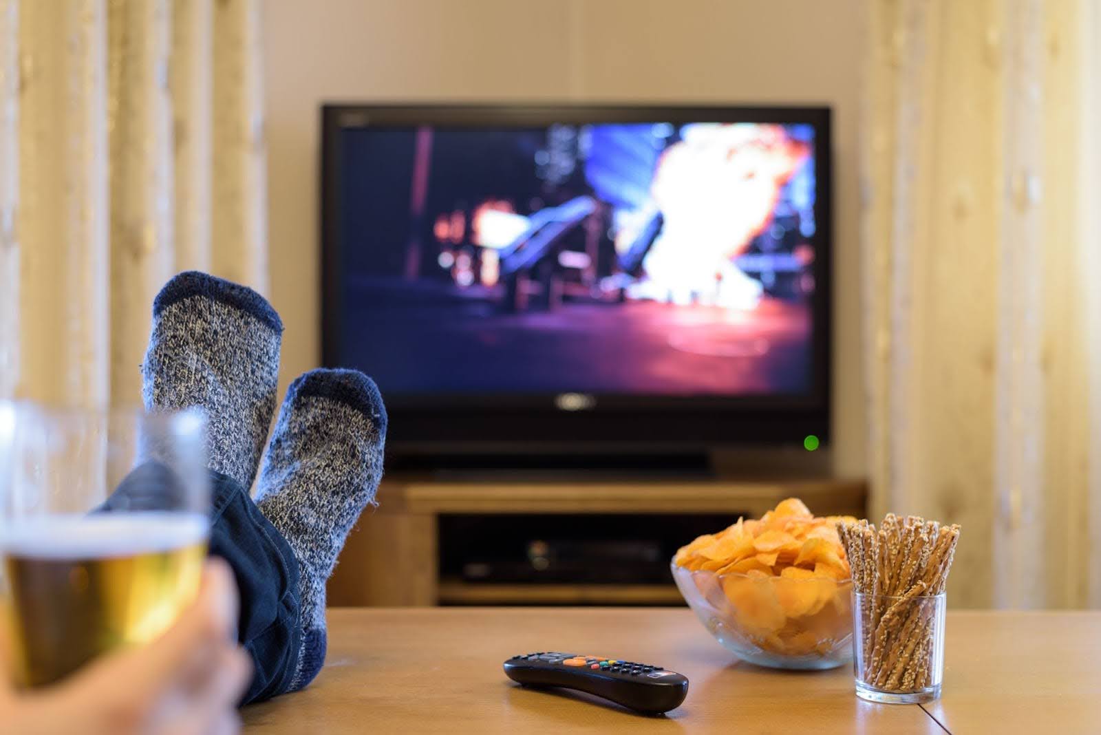 Persona viendo películas en casa | Películas de acción para ver