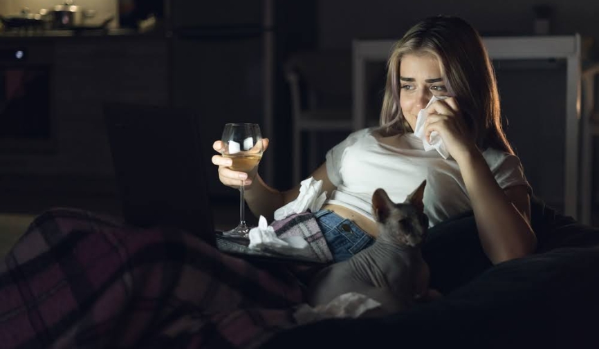 Una chica llorando mientras ve una película | Películas de ruptura