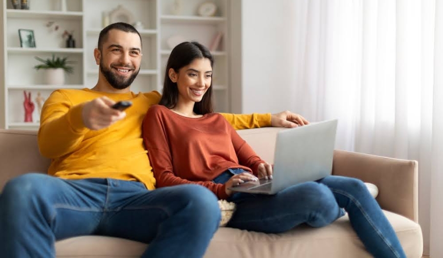 Pareja viendo una película romántica en una laptop | Películas como Pídeme lo que quieras