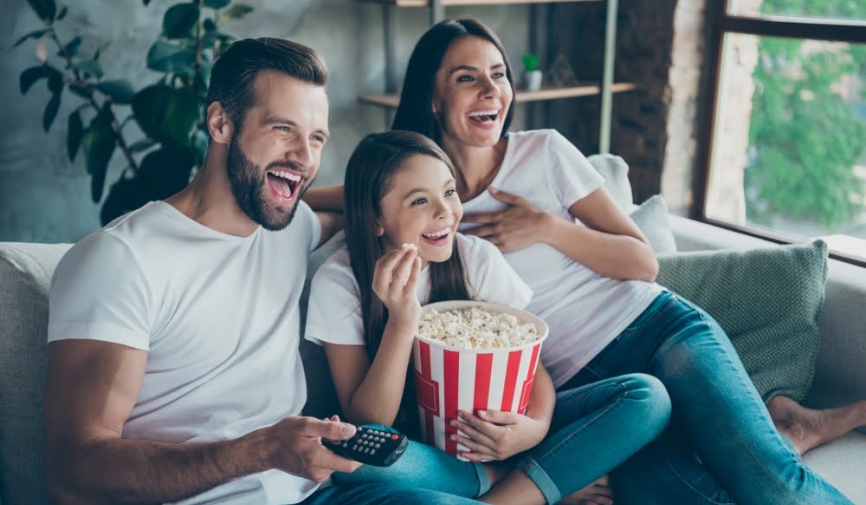 Familia viendo una comedia juvenil | Películas como Súper cool