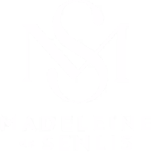 Logo blanc avec les lettres M et S entrelacées au-dessus du texte Madeleine de Senlis.